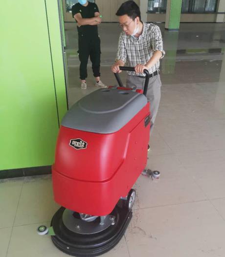 揚州某中學(xué)選購御衛(wèi)仕手推式DX2洗地機